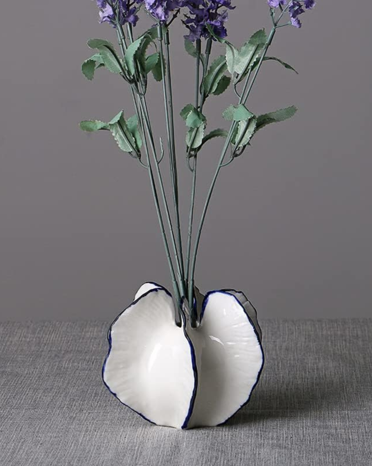 Ceramic vase – Elegant finish – Modern design – Perfect for dried flowers or home decor