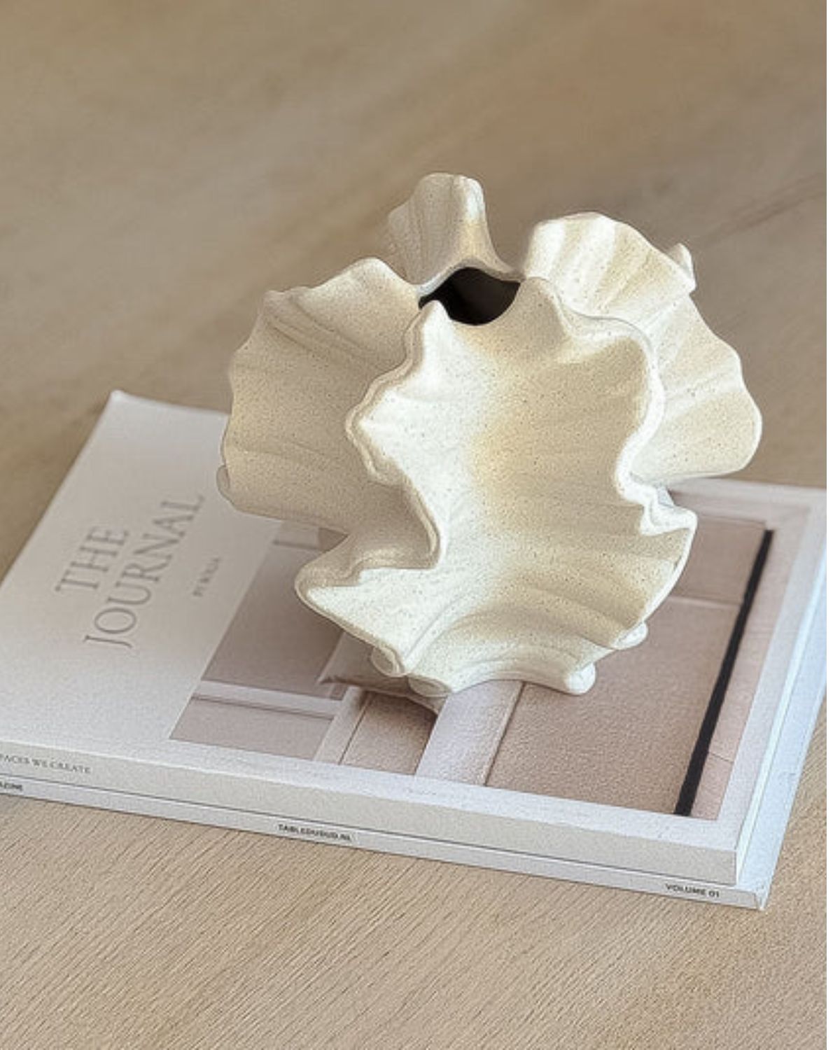 Ceramic vase – Sculptural design – Natural finish – Elegant home decor