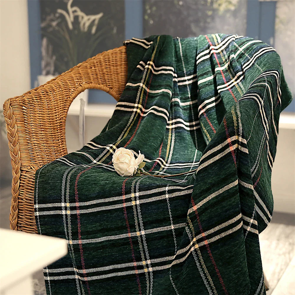 Chenille blanket – Soft and cozy – Tasseled design – All-season comfort – 50 x 67 in