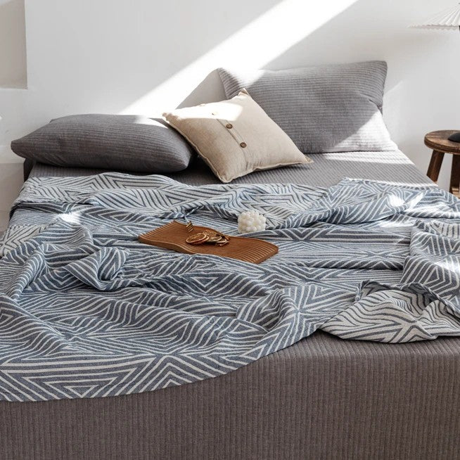 Cotton gauze blanket – Lightweight and breathable – Geometric pattern – Perfect for summer use
