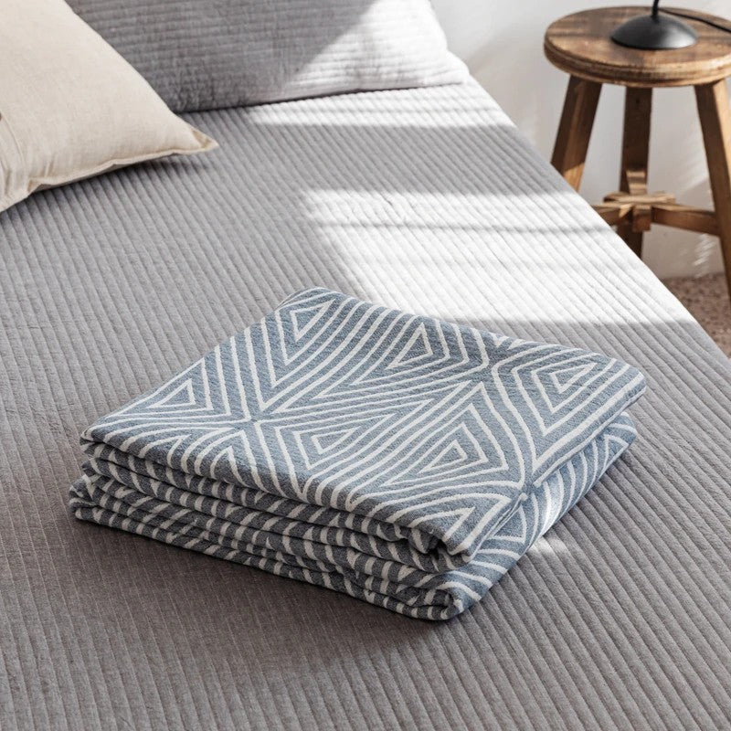 Cotton gauze blanket – Lightweight and breathable – Geometric pattern – Perfect for summer use
