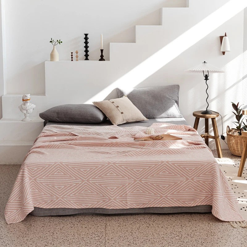 Cotton gauze blanket – Lightweight and breathable – Geometric pattern – Perfect for summer use
