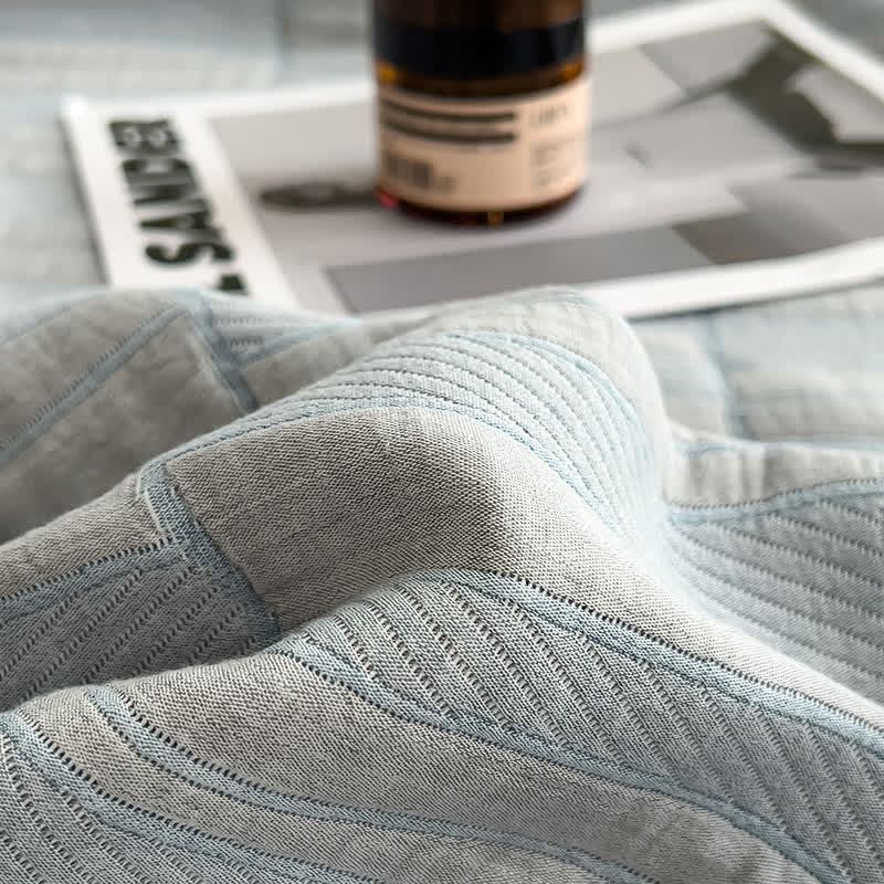 Muslin quilt – Lightweight and soft – Minimalist stripe design – Perfect for summer nights