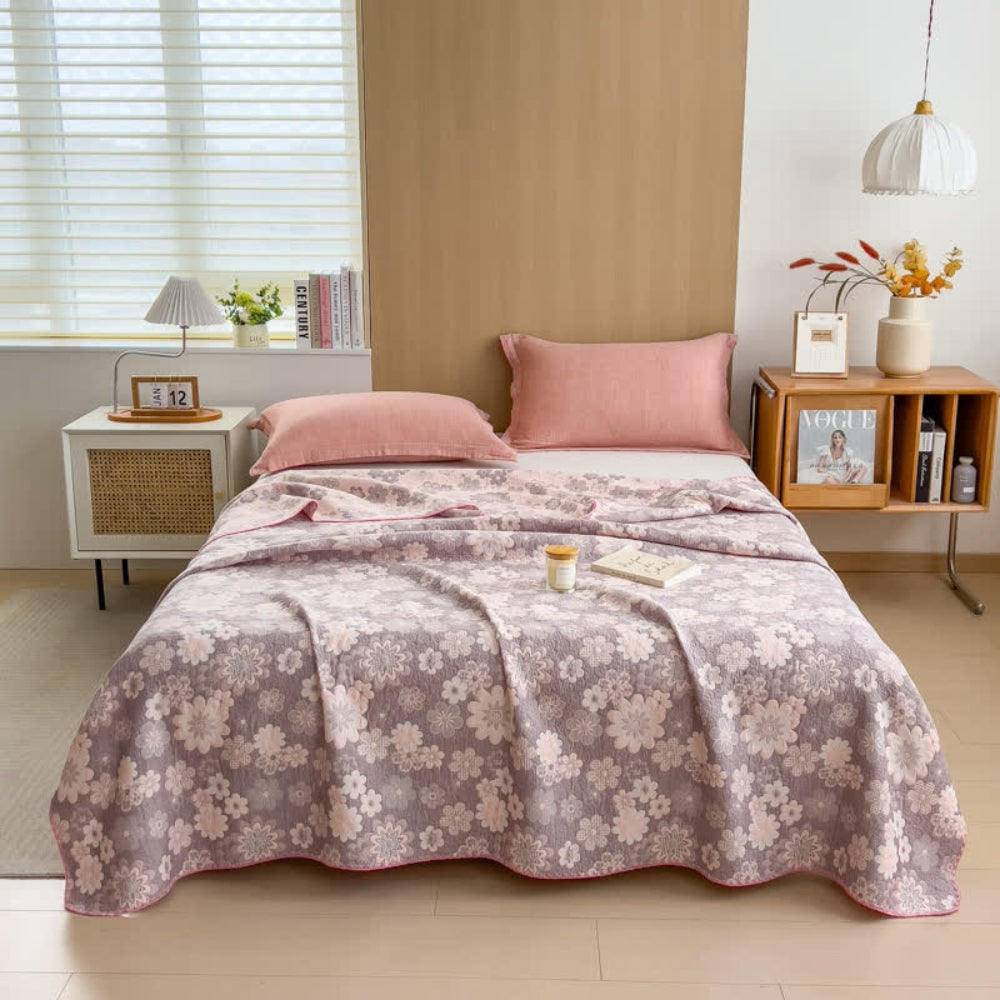 Cotton quilt – Dual-sided blush floral design – Lightweight and breathable – Perfect for summer nights