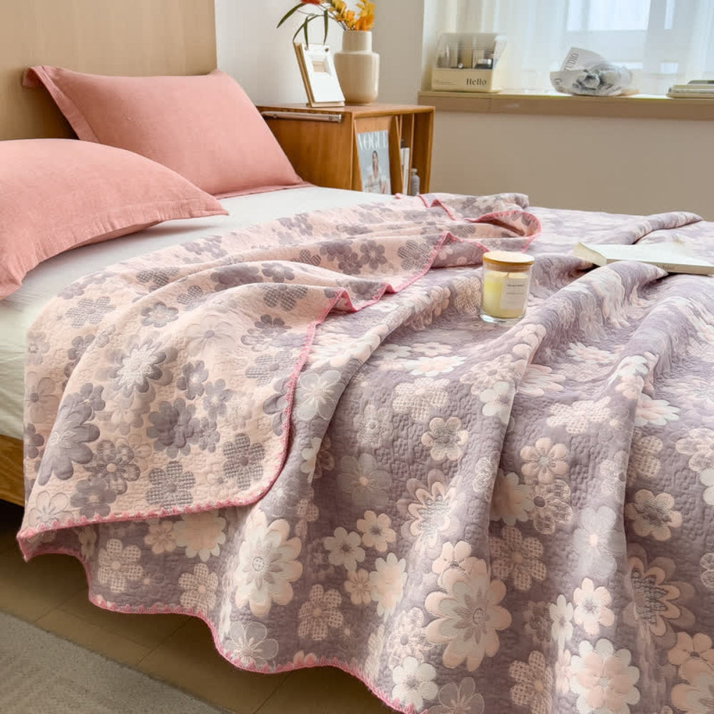 Cotton quilt – Dual-sided blush floral design – Lightweight and breathable – Perfect for summer nights