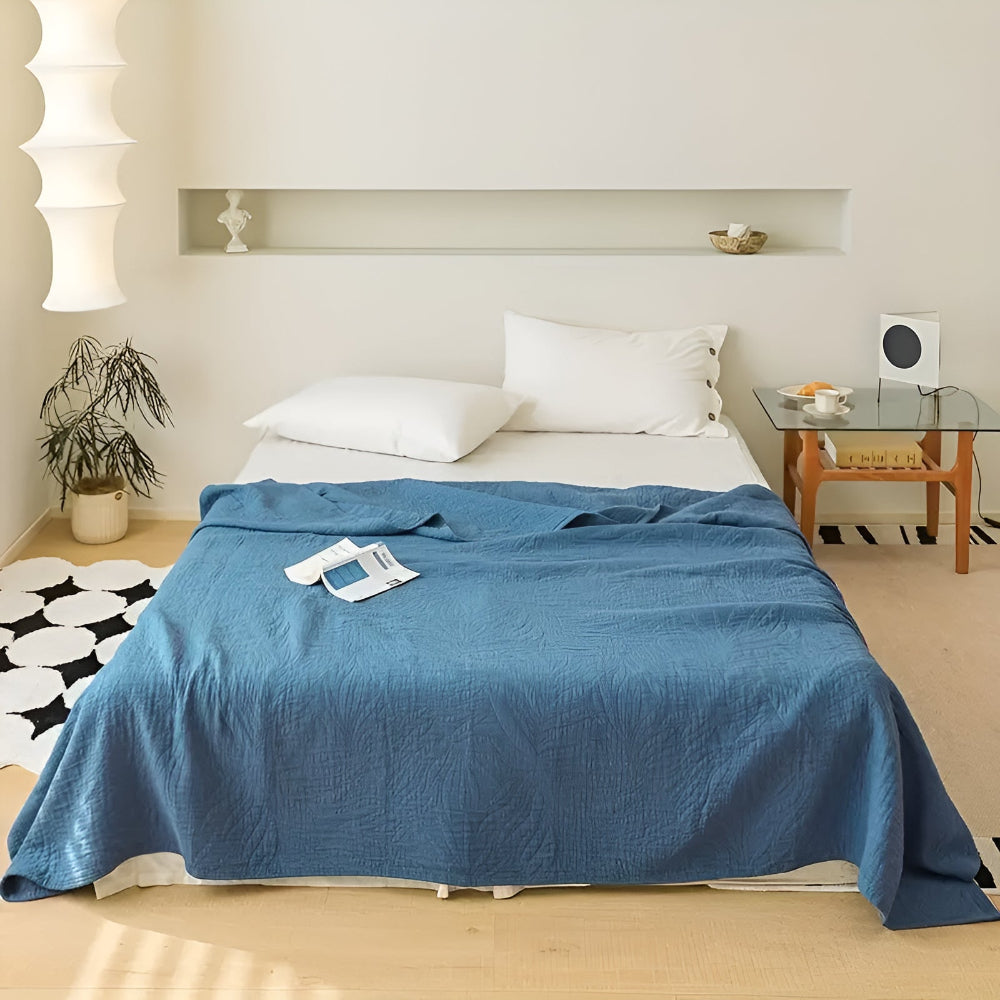 Cotton quilt – Lightweight gauze – Soft leaf design – Year-round comfort for bed or sofa