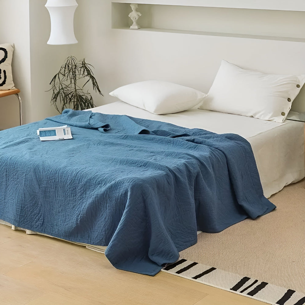 Cotton quilt – Lightweight gauze – Soft leaf design – Year-round comfort for bed or sofa