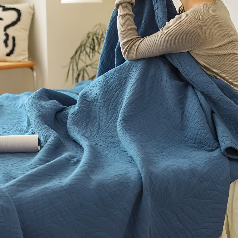 Cotton quilt – Lightweight gauze – Soft leaf design – Year-round comfort for bed or sofa