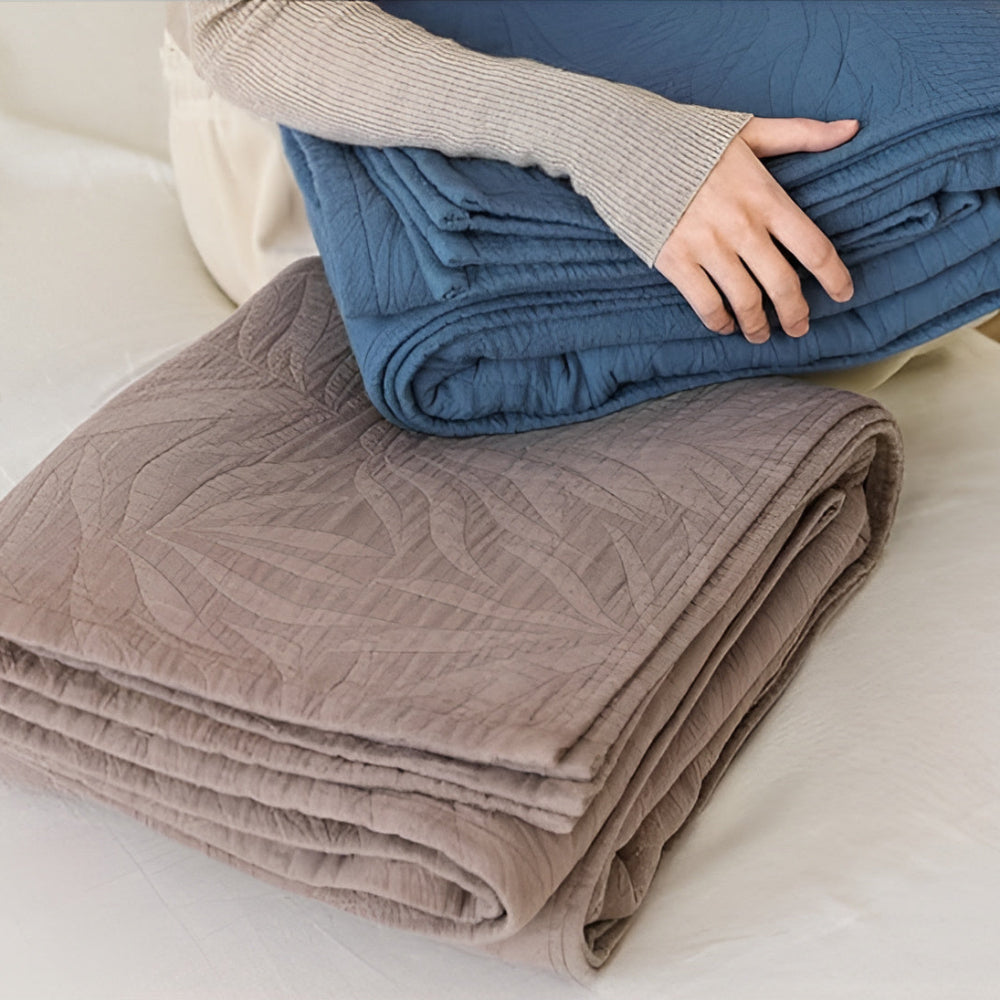 Cotton quilt – Lightweight gauze – Soft leaf design – Year-round comfort for bed or sofa