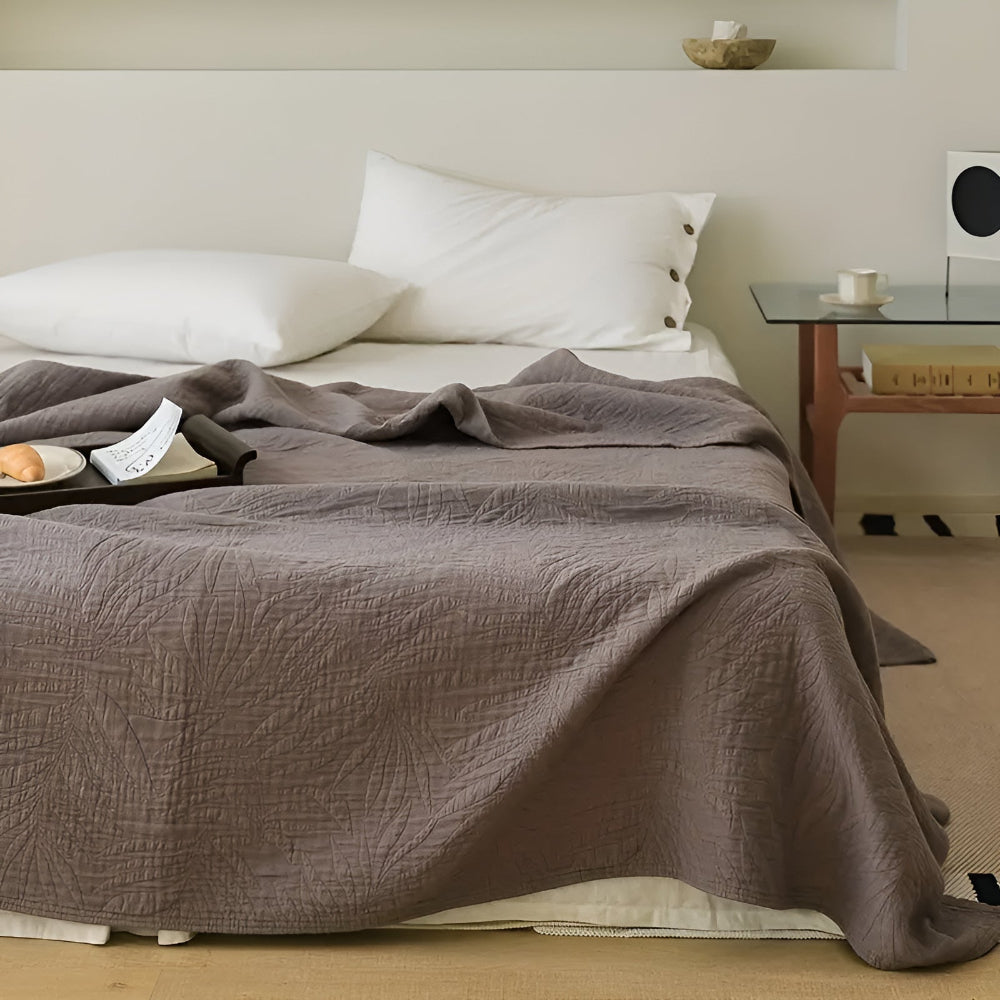 Cotton quilt – Lightweight gauze – Soft leaf design – Year-round comfort for bed or sofa