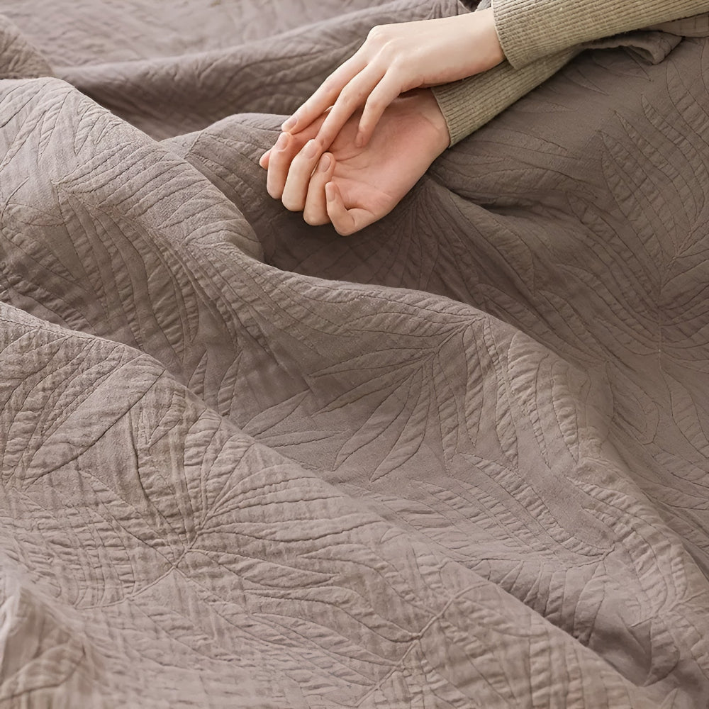 Cotton quilt – Lightweight gauze – Soft leaf design – Year-round comfort for bed or sofa