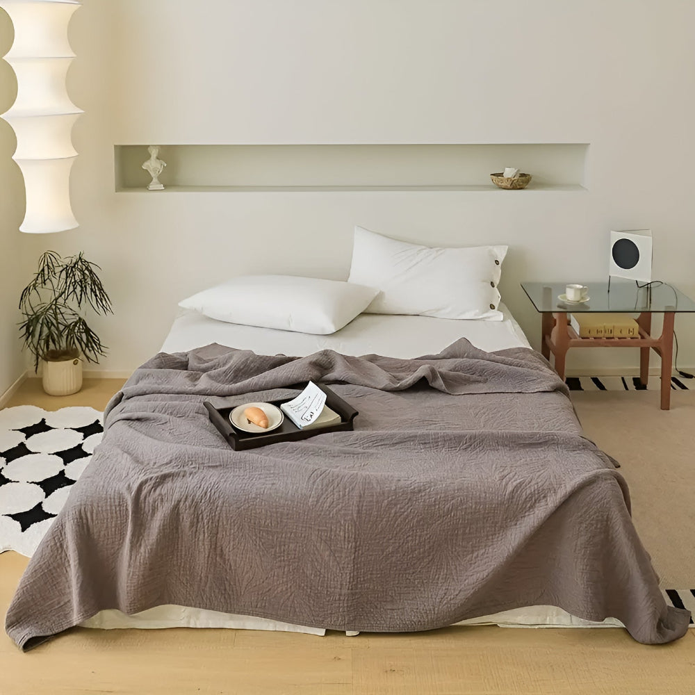 Cotton quilt – Lightweight gauze – Soft leaf design – Year-round comfort for bed or sofa