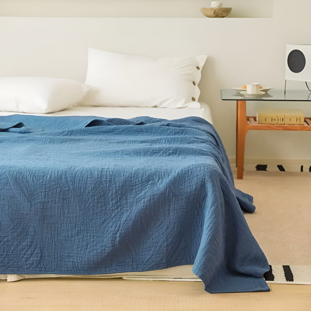 Cotton quilt – Lightweight gauze – Soft leaf design – Year-round comfort for bed or sofa