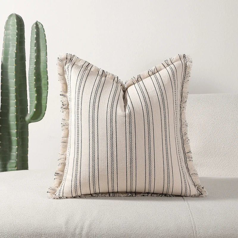 Cushion cover – Jacquard weave – Elegant fringe details – Soft cotton-polyester blend – 17.7 x 17.7 in