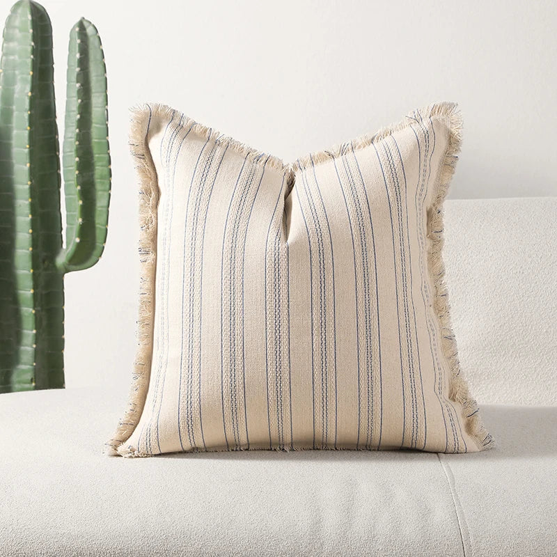 Cushion cover – Jacquard weave – Elegant fringe details – Soft cotton-polyester blend – 17.7 x 17.7 in