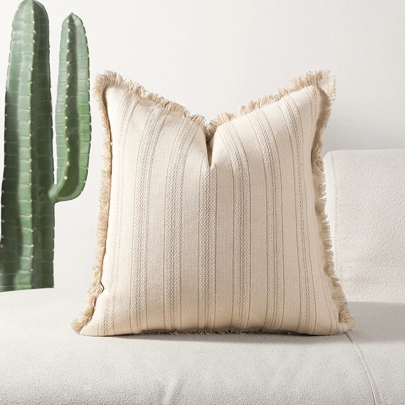 Cushion cover – Jacquard weave – Elegant fringe details – Soft cotton-polyester blend – 17.7 x 17.7 in