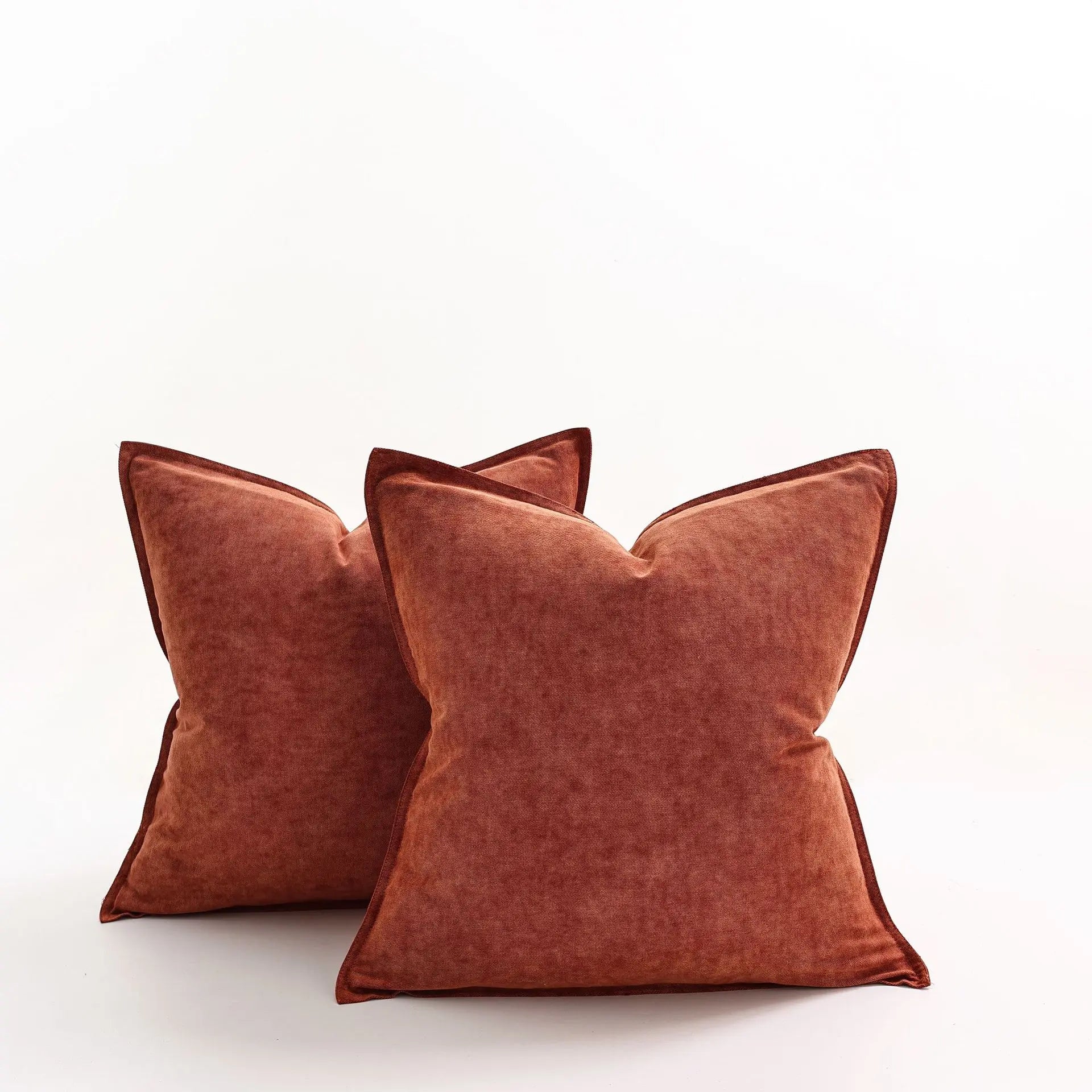 Denim cushion cover – Yarn-dyed polyester – Modern rustic design – Versatile home accessory