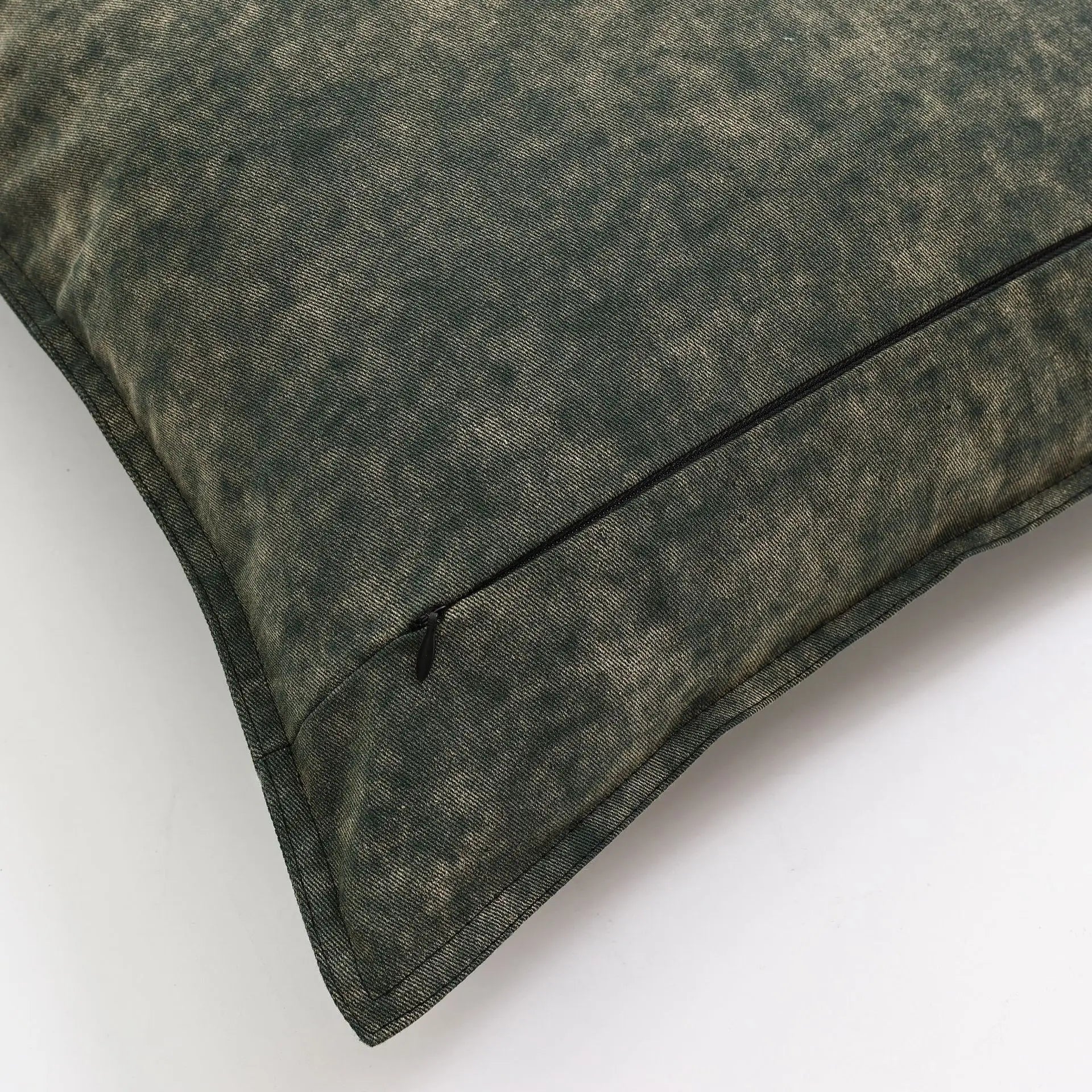 Denim cushion cover – Yarn-dyed polyester – Modern rustic design – Versatile home accessory