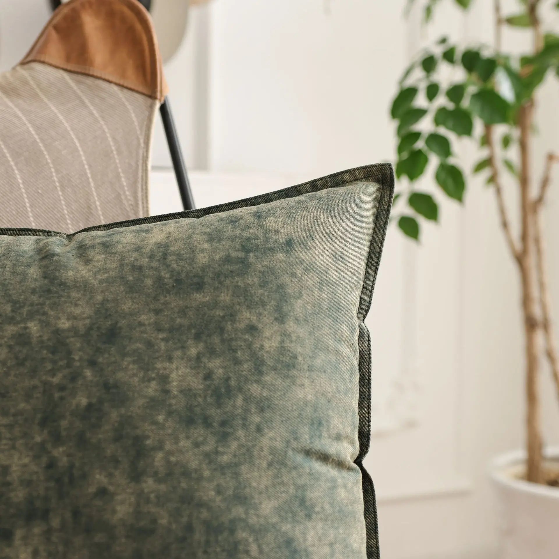 Denim cushion cover – Yarn-dyed polyester – Modern rustic design – Versatile home accessory