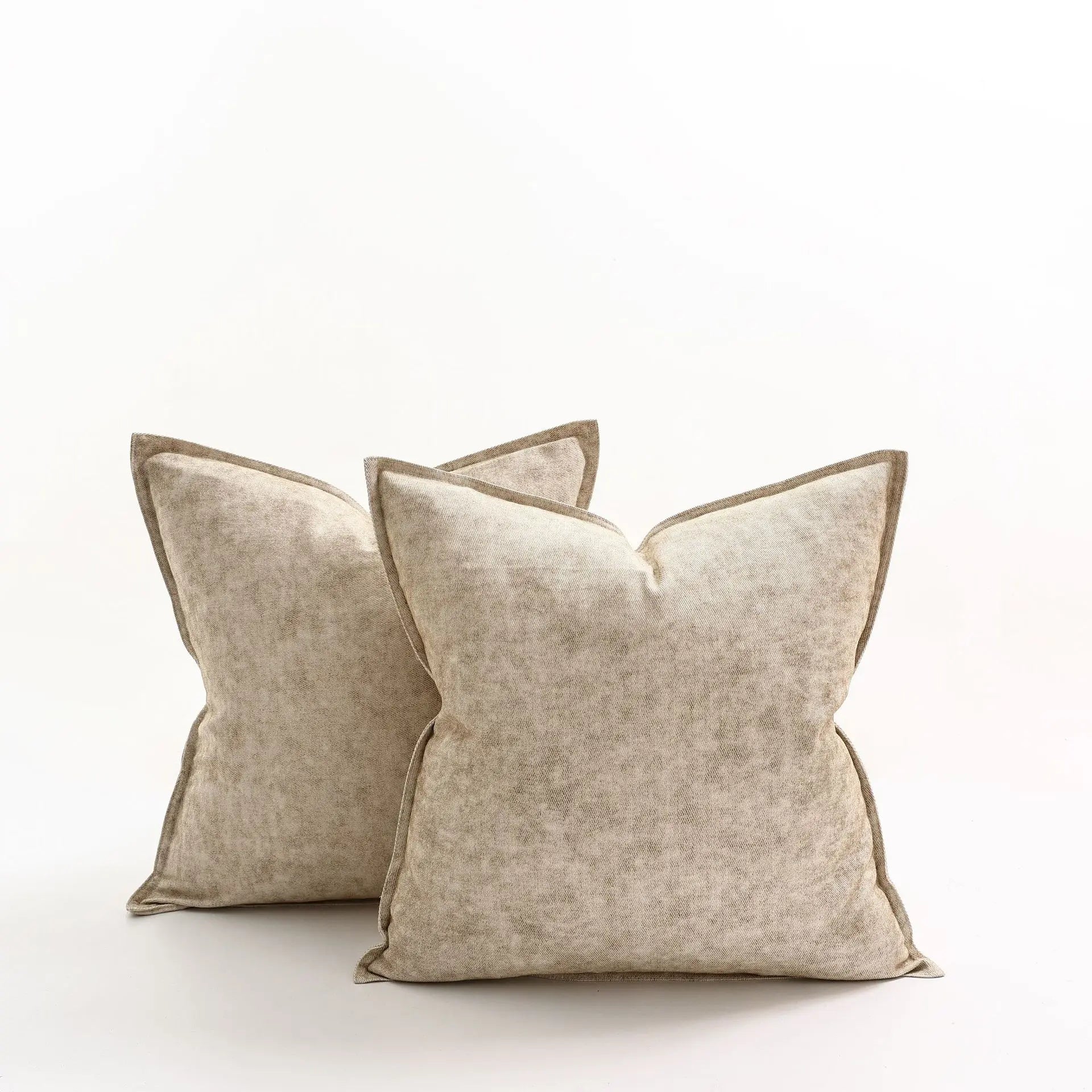 Denim cushion cover – Yarn-dyed polyester – Modern rustic design – Versatile home accessory