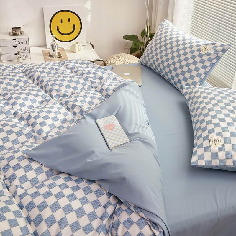 Duvet cover – Soft cotton-polyester blend – Mini checkered design – Cozy bedding for queen or king size