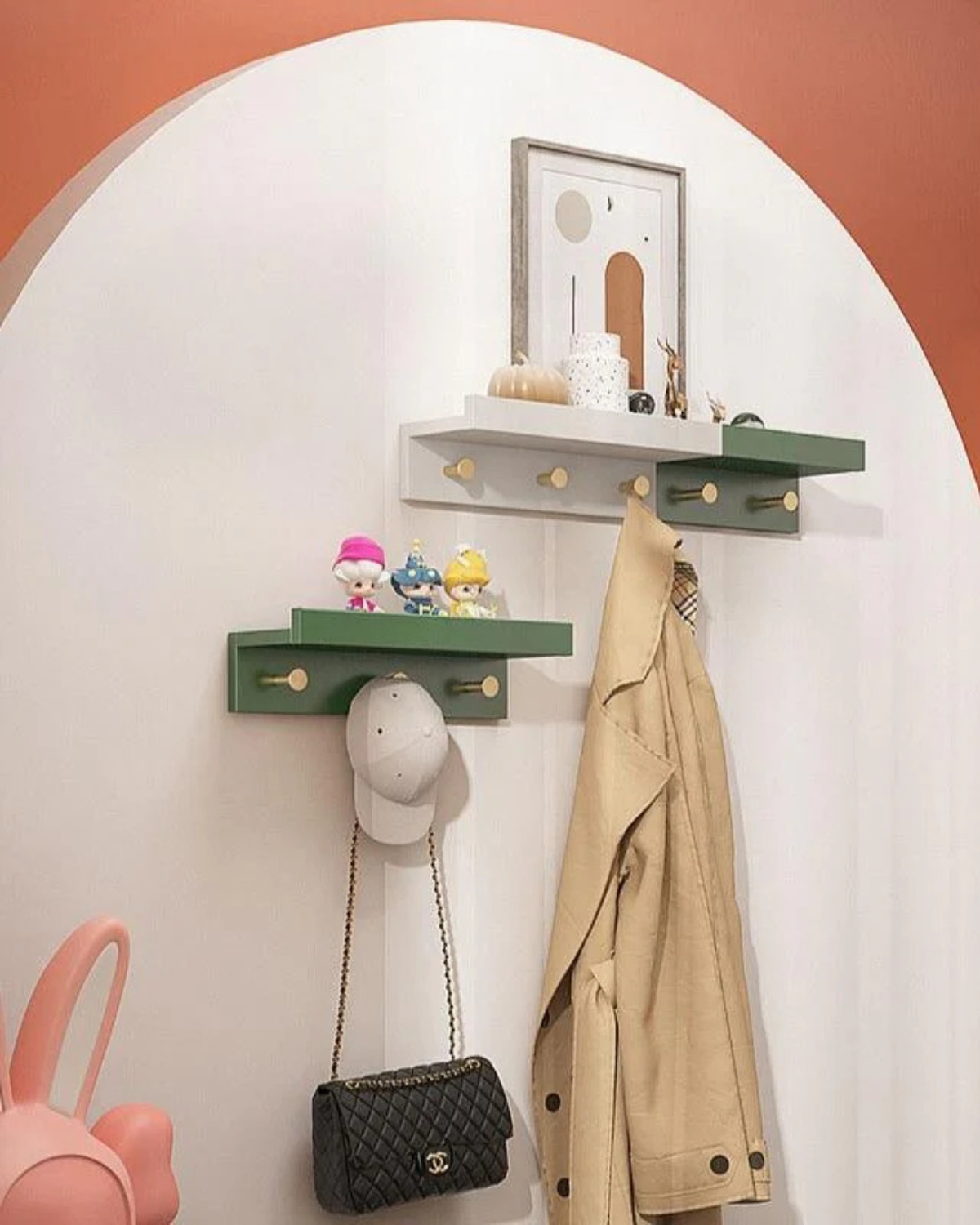 Floating shelf – Wood with brass accents – Natural finish – Modern wall decor solution