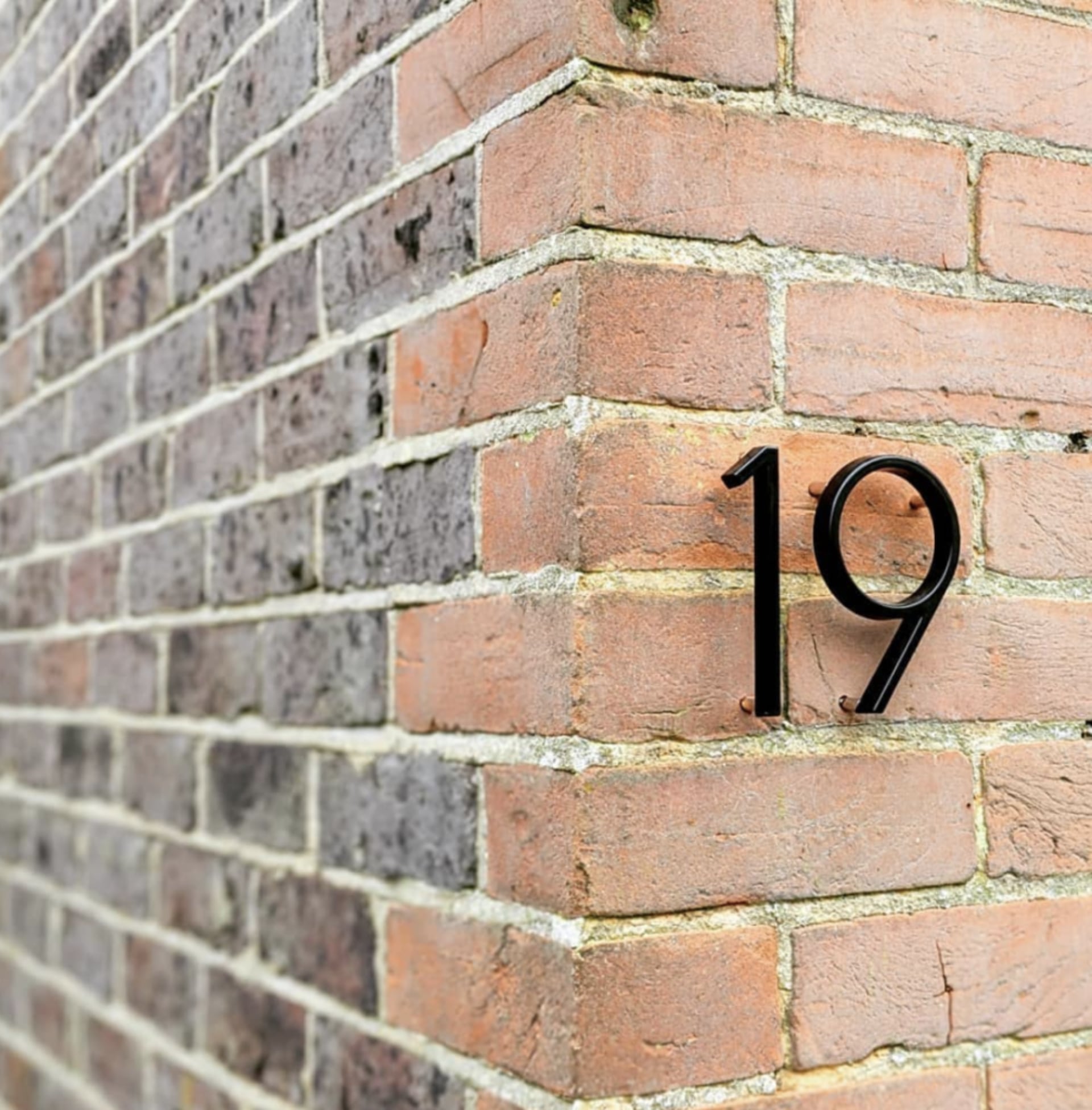 House numbers – Modern black zinc alloy – Floating style – Weather-resistant address signs for enhanced visibility