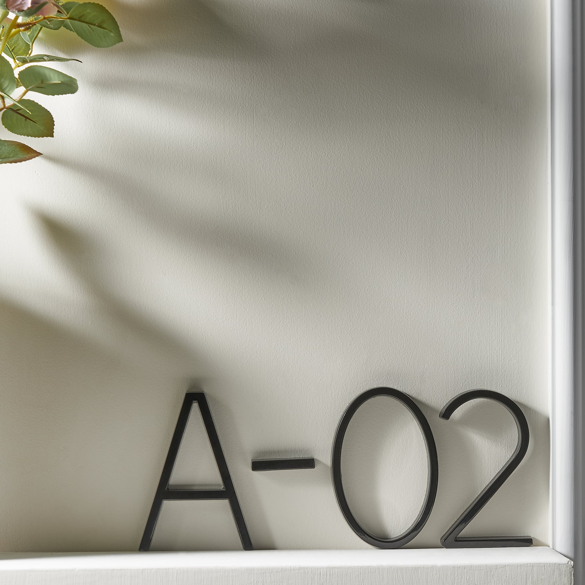 House numbers – Modern black zinc alloy – Floating style – Weather-resistant address signs for enhanced visibility