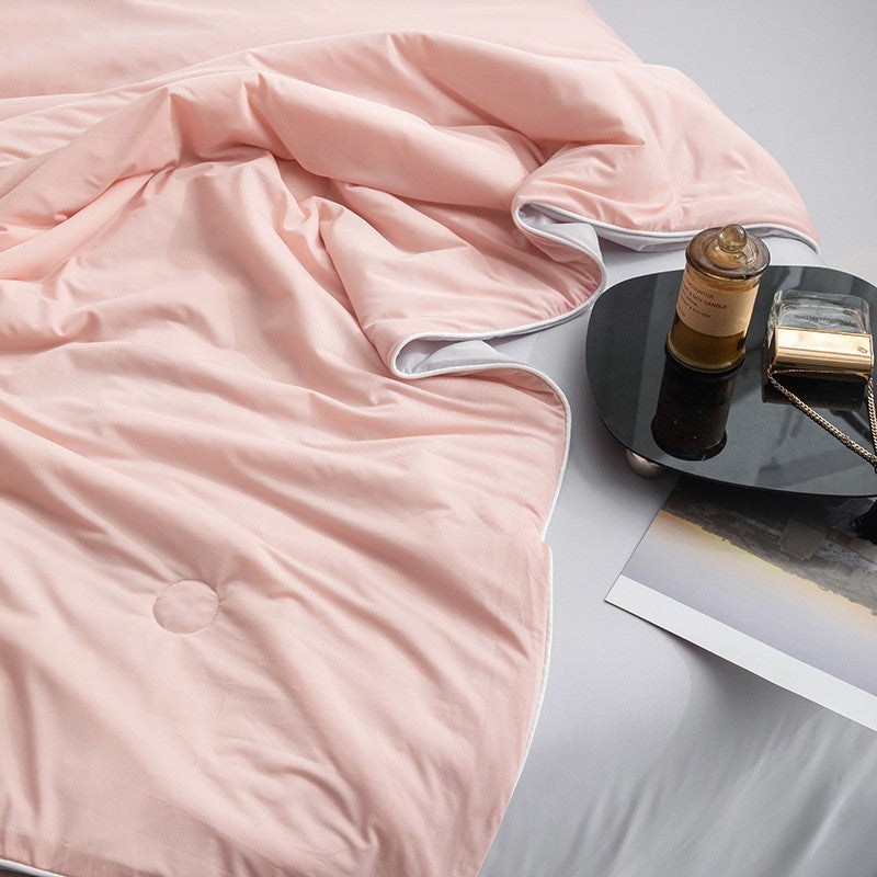 Lightweight quilt – Cool-touch fabric – Breathable design – Ideal for summer nights