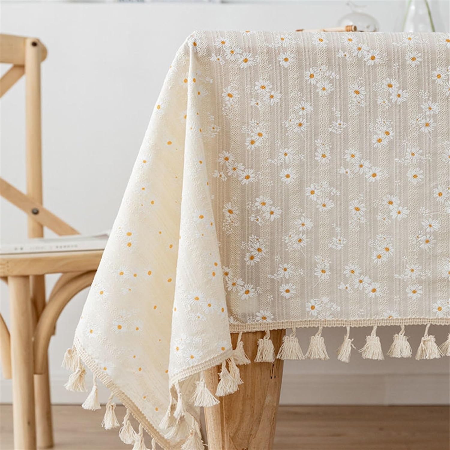 Linen-look tablecloth – Daisy embroidered design – Soft white fabric – Perfect for dining occasions