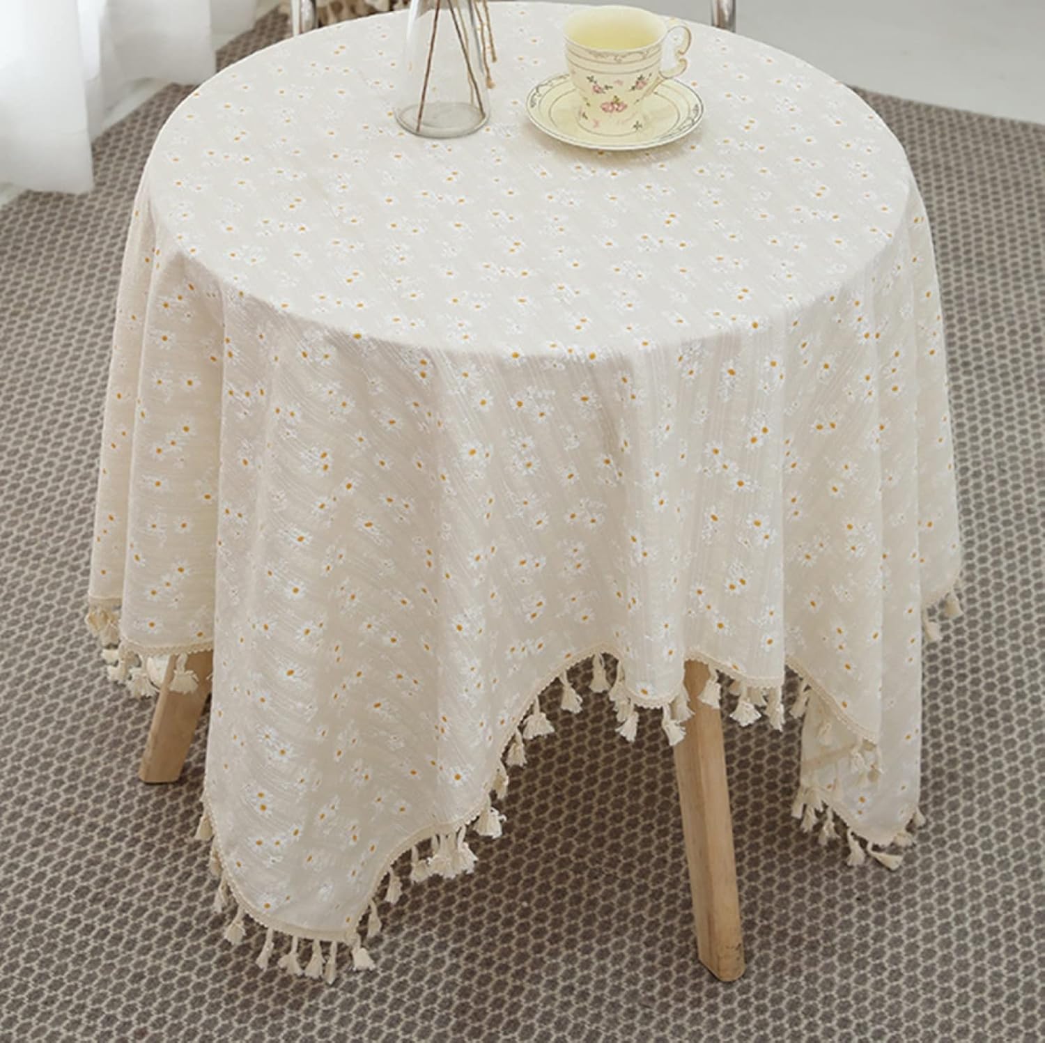 Linen-look tablecloth – Daisy embroidered design – Soft white fabric – Perfect for dining occasions