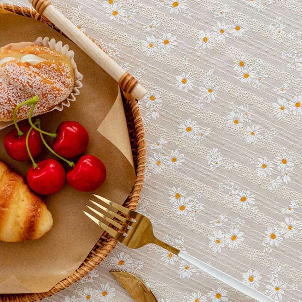 Linen-look tablecloth – Daisy embroidered design – Soft white fabric – Perfect for dining occasions