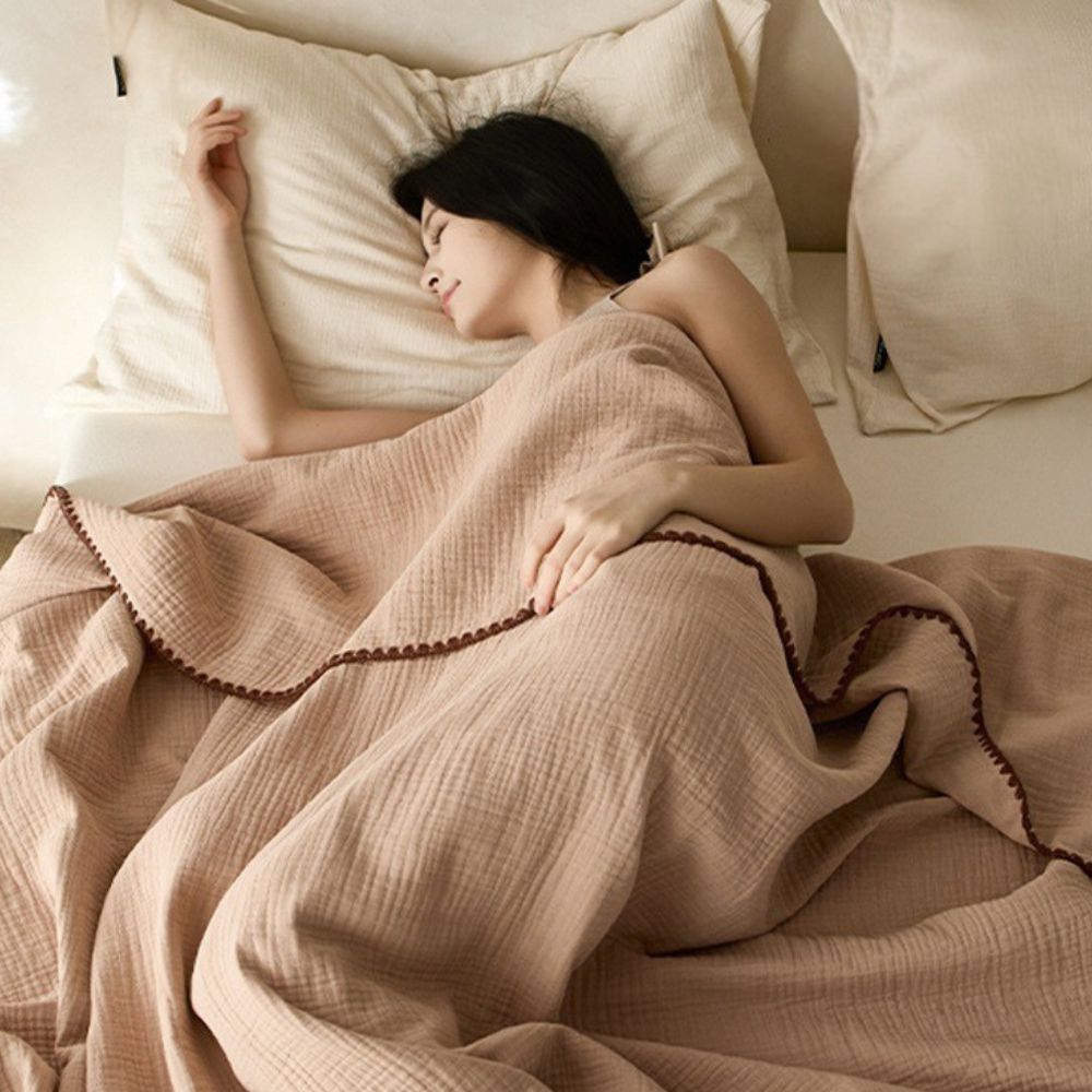 Muslin blanket – Lightweight cotton – Naturally crinkled texture – Versatile for all seasons