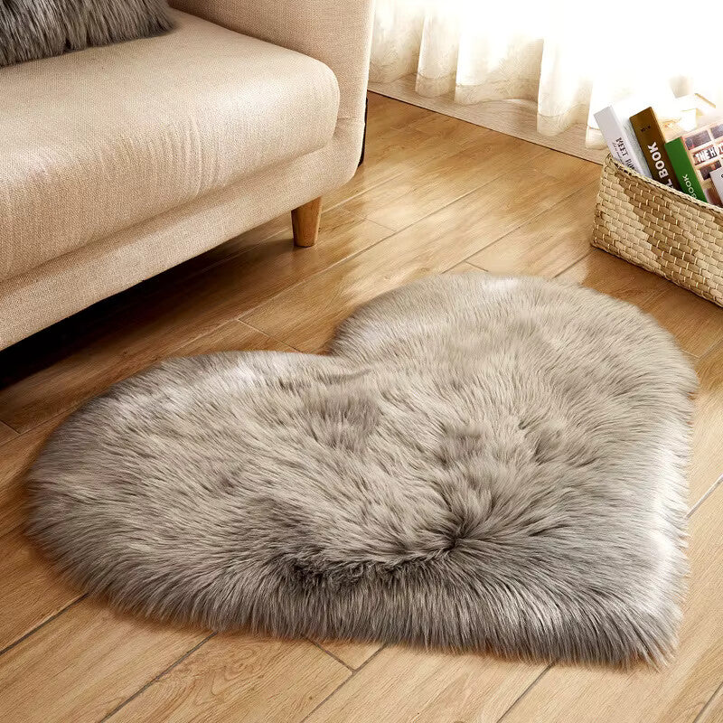 Plush heart rug – Soft fabric – Non-slip backing – Cozy home accent for living room or bedroom