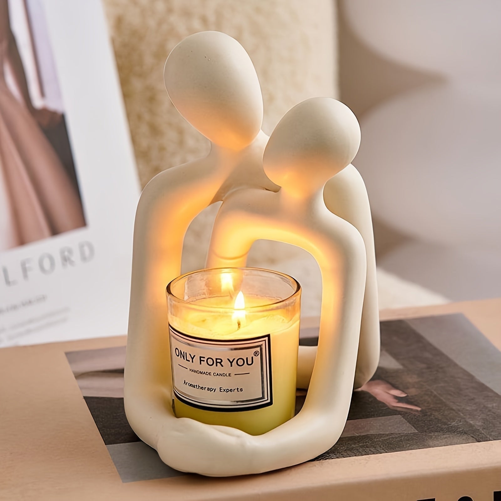 Resin candle holder – Heart embrace design – Elegant decor for romantic occasions – 6.3 x 3.9 x 3.9 in