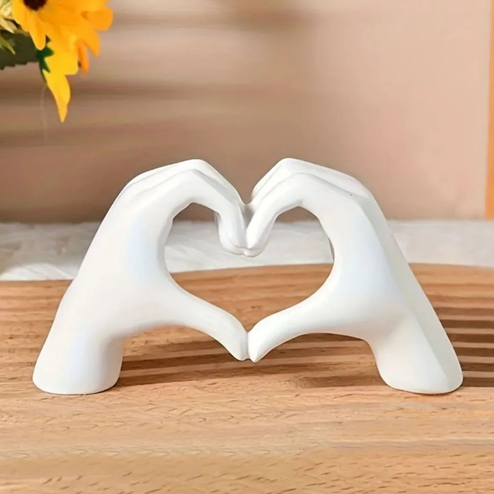 Resin sculpture – Nordic design – White and gold finish – Elegant desktop decoration – 8 x 4 x 10 in