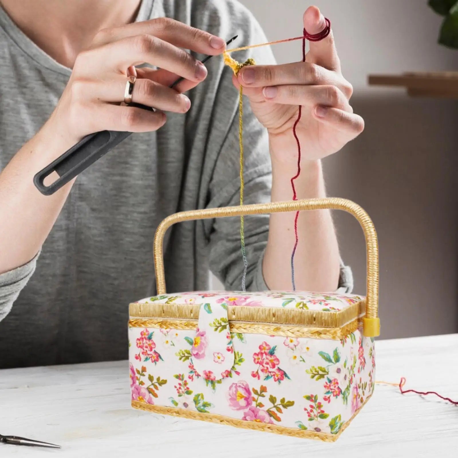 Sewing thread storage case – Durable cloth – Floral print design – Portable organizer for crafting – 9.4 x 6.9 x 5.1 in