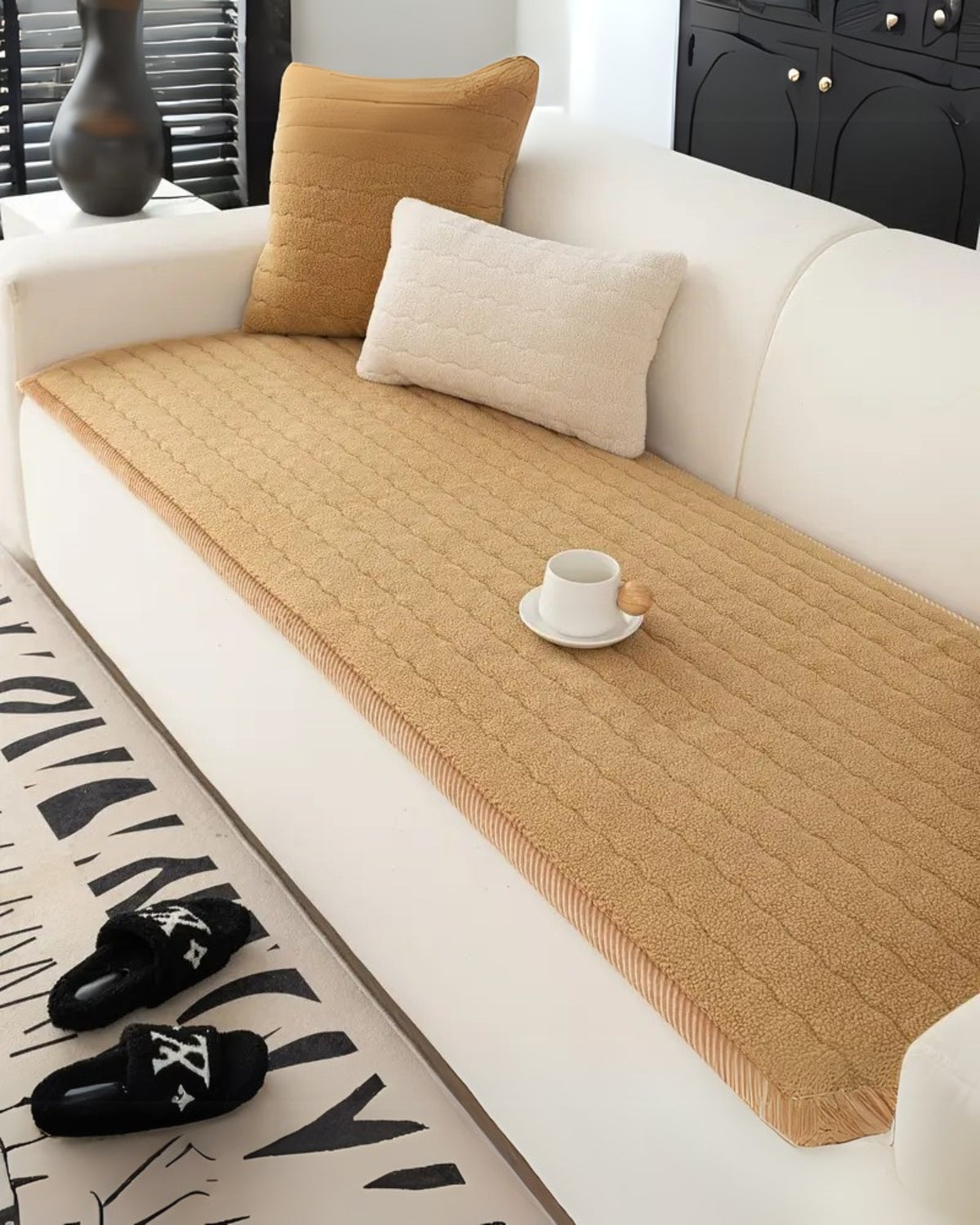 Sofa cover – Plush fabric – Elegant neutral tones – Pet-friendly and machine washable