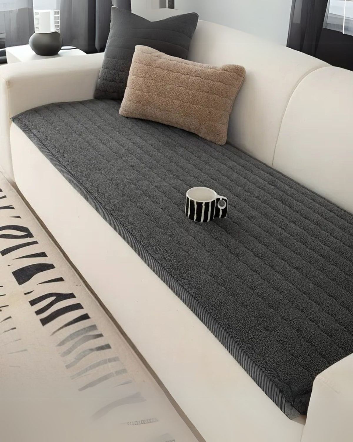 Sofa cover – Plush fabric – Elegant neutral tones – Pet-friendly and machine washable