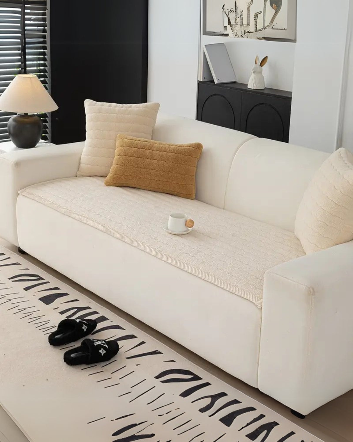 Sofa cover – Plush fabric – Elegant neutral tones – Pet-friendly and machine washable