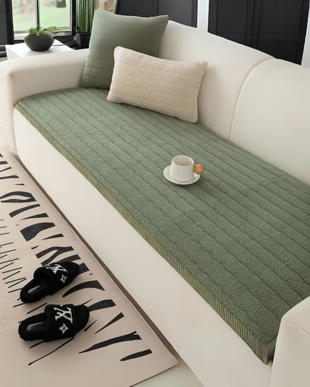 Sofa cover – Plush fabric – Elegant neutral tones – Pet-friendly and machine washable