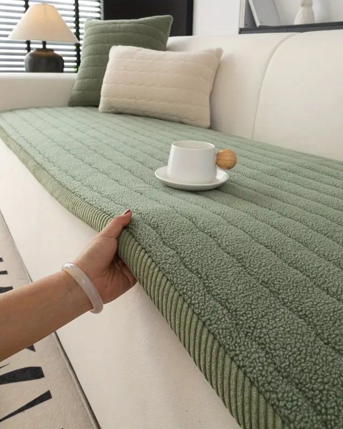 Sofa cover – Plush fabric – Elegant neutral tones – Pet-friendly and machine washable