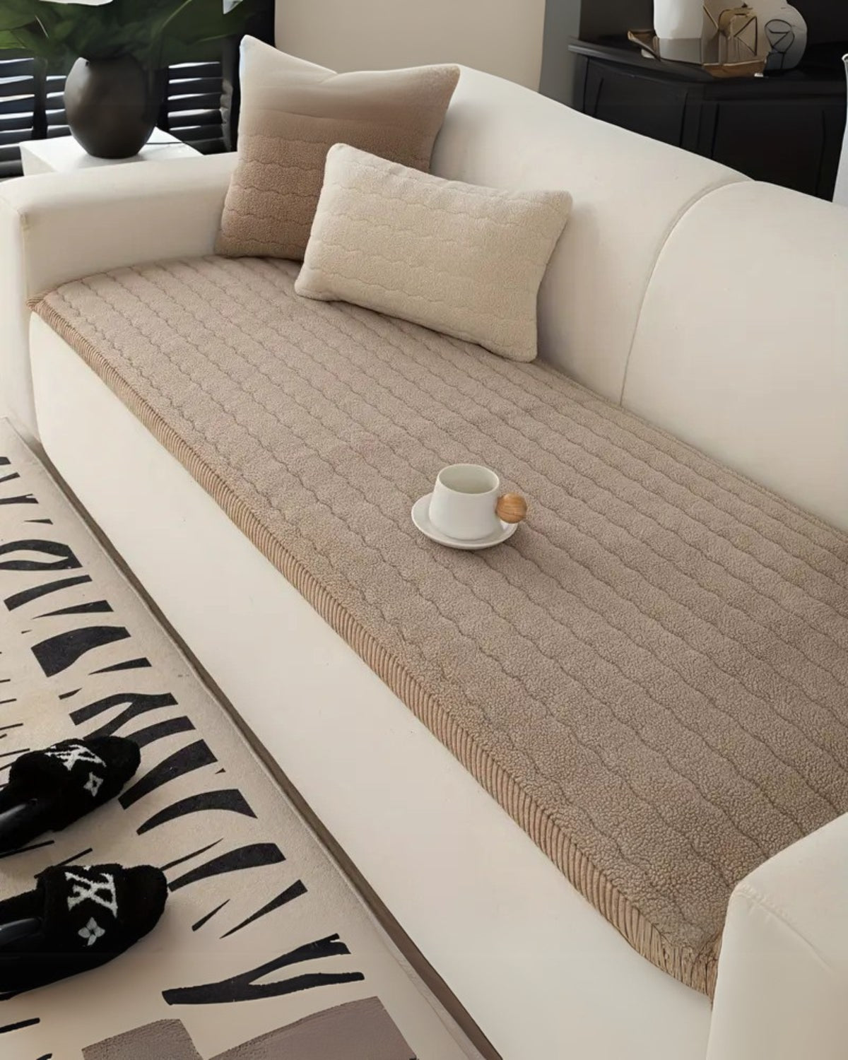 Sofa cover – Plush fabric – Elegant neutral tones – Pet-friendly and machine washable