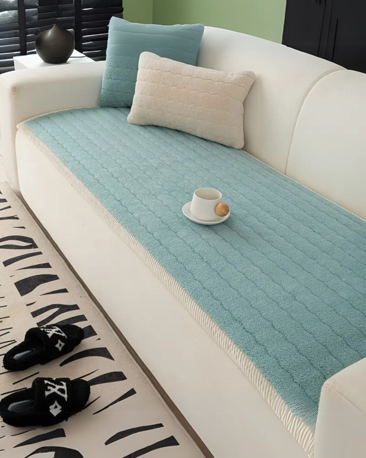 Sofa cover – Plush fabric – Elegant neutral tones – Pet-friendly and machine washable