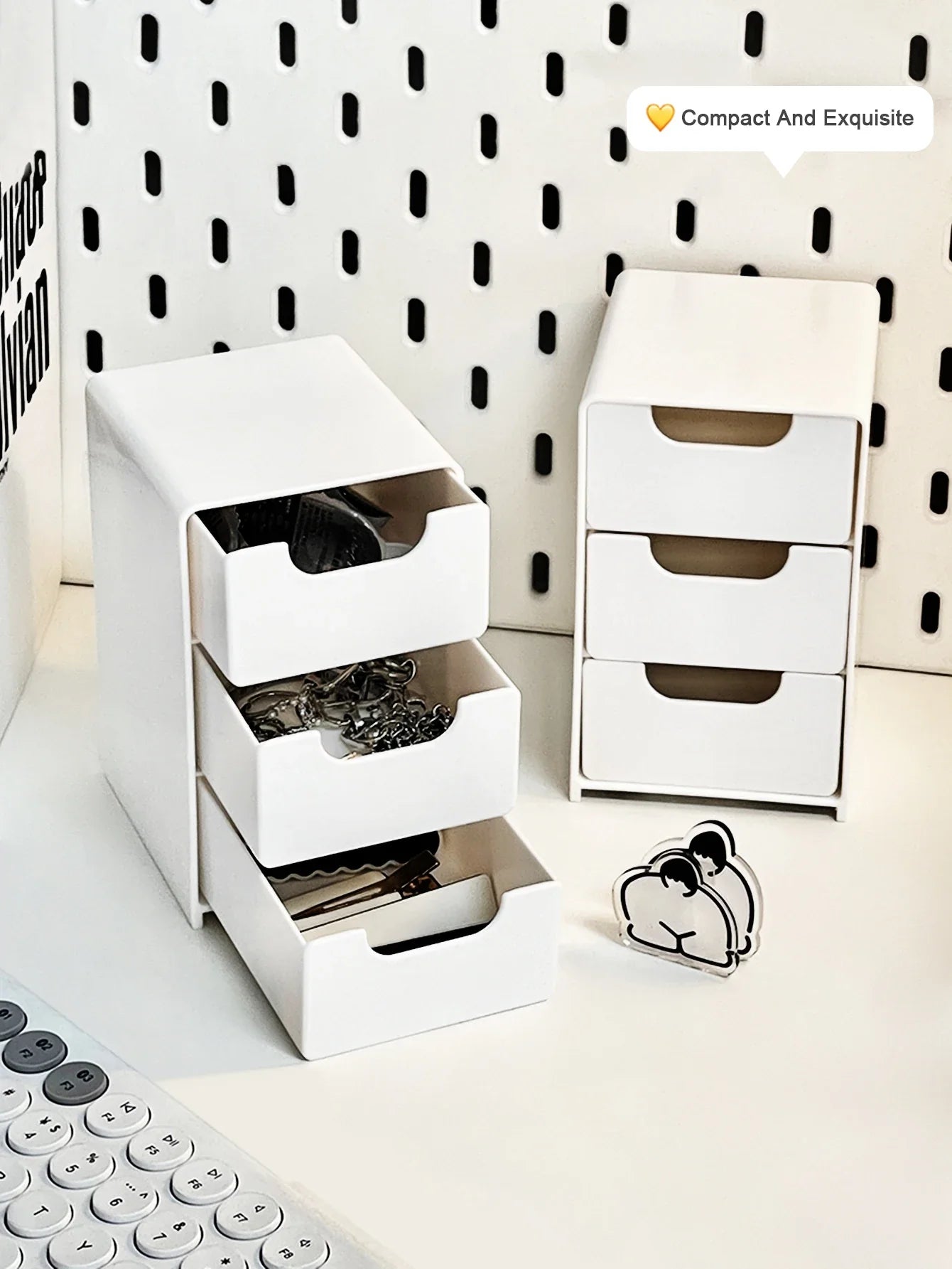 Storage box – Durable plastic – Three-layer design – White – Ideal for jewelry and small items – 9.5 x 5.5 x 4.3 in