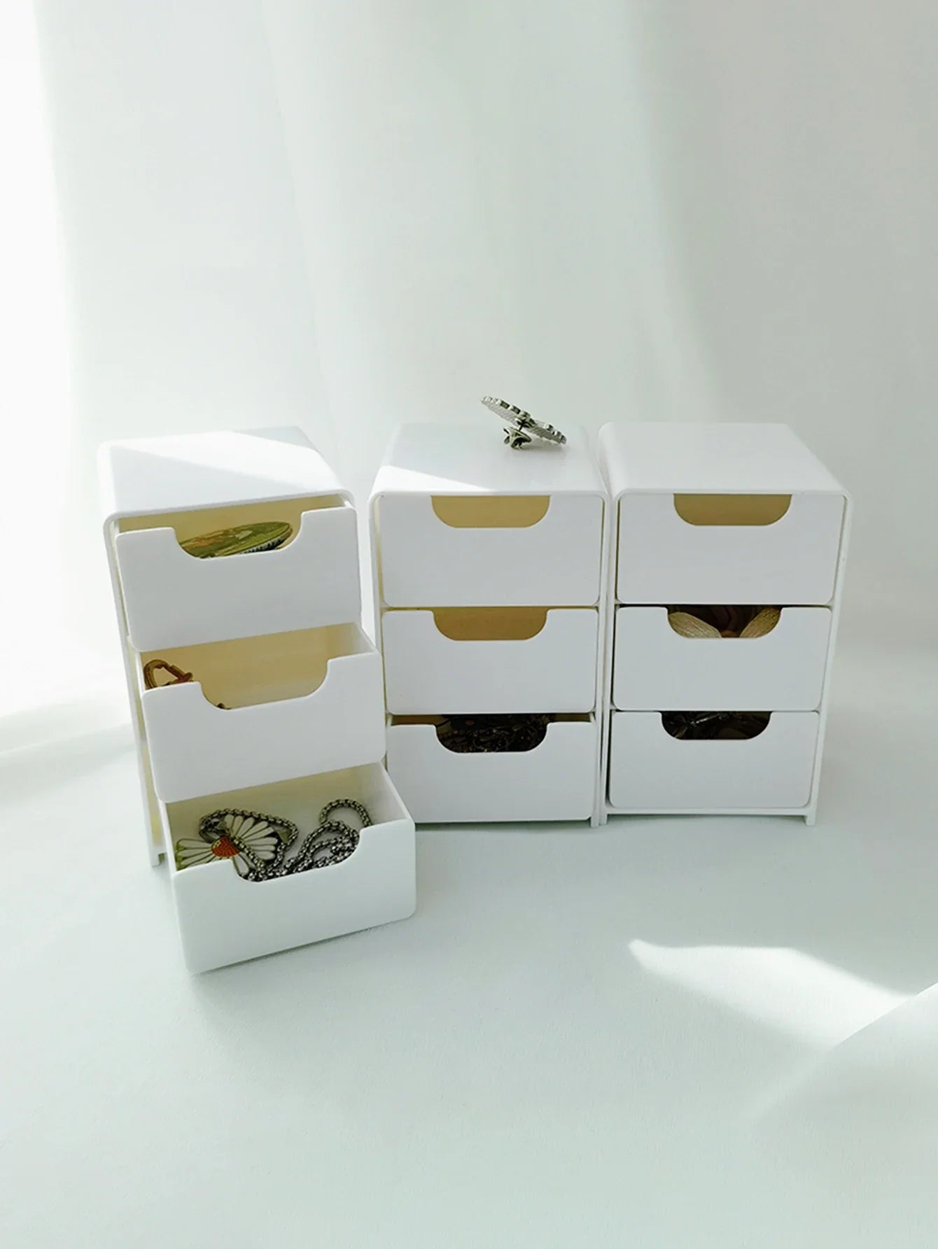 Storage box – Durable plastic – Three-layer design – White – Ideal for jewelry and small items – 9.5 x 5.5 x 4.3 in