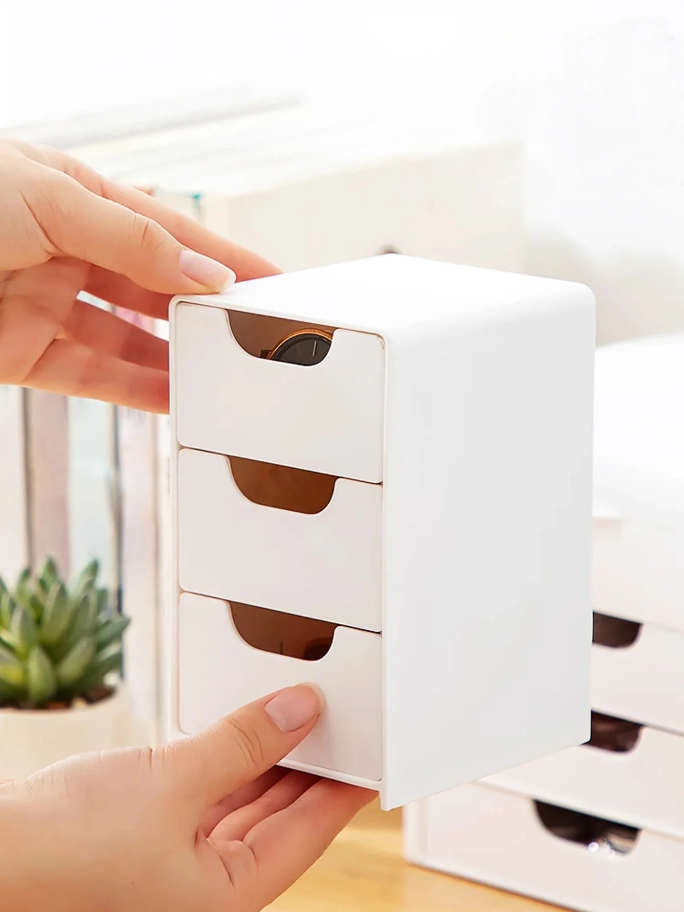 Storage box – Durable plastic – Three-layer design – White – Ideal for jewelry and small items – 9.5 x 5.5 x 4.3 in