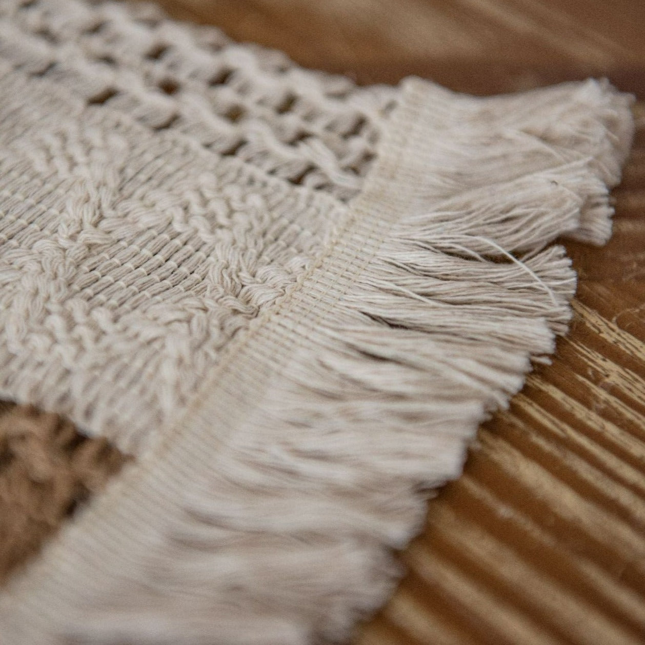 Table runner – 100% polyester – Rustic white and brown striped – Perfect for dining tables