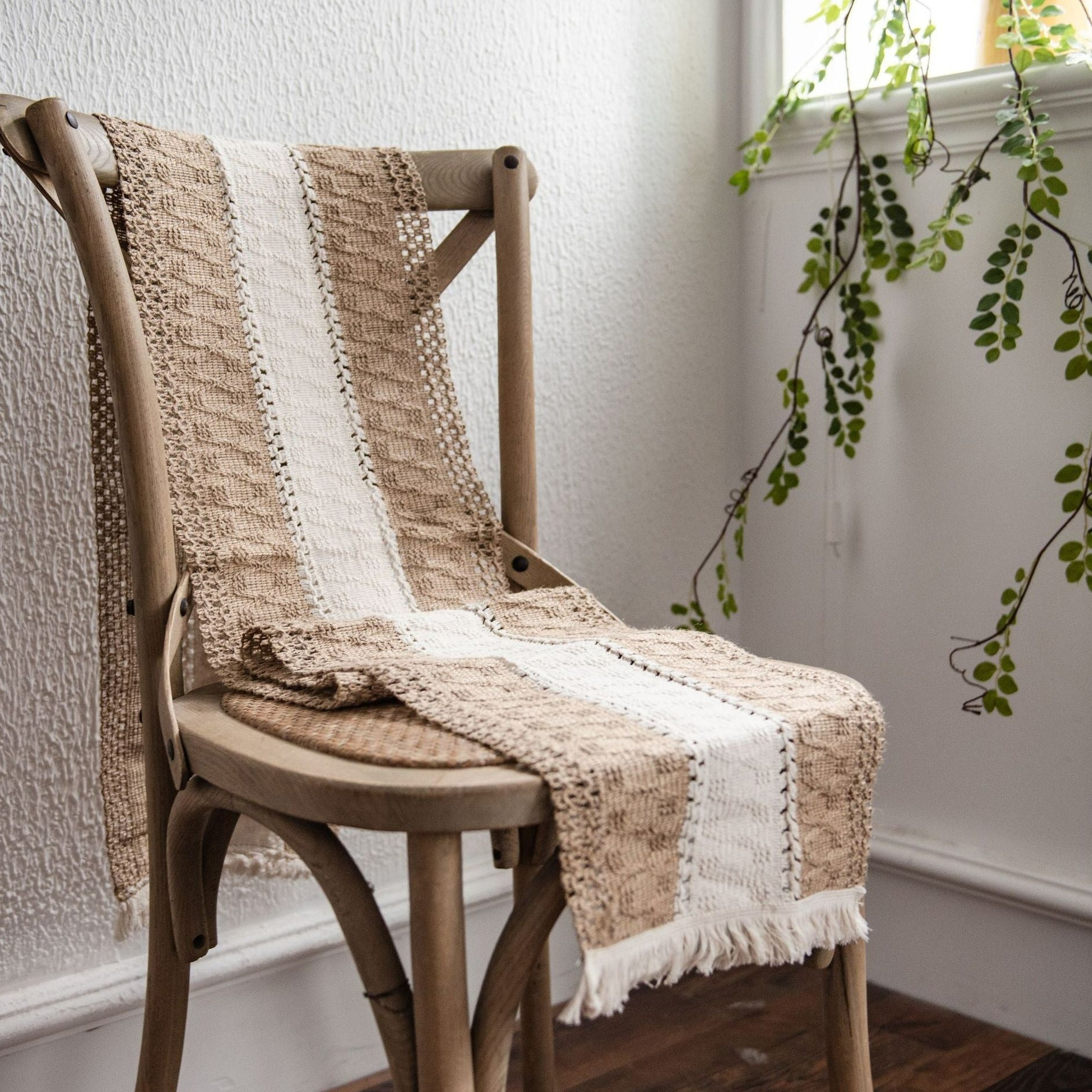 Table runner – 100% polyester – Rustic white and brown striped – Perfect for dining tables