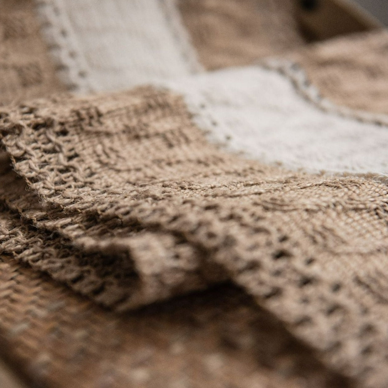 Table runner – 100% polyester – Rustic white and brown striped – Perfect for dining tables